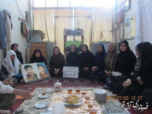 به مناسبت گرامیداشت هفته دفاع مقدس اعضای کمیته بانوان از مادر دوشهید شهرستان تجلیل نمودند 