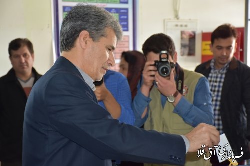 فرماندار شهرستان آق قلا رای خود را به صندوق انداخت