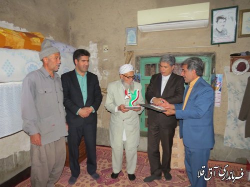 اهدای تندیس اجلاسیه 4 هزار شهید استان گلستان به خانواده های شهدای بخش وشمگیر