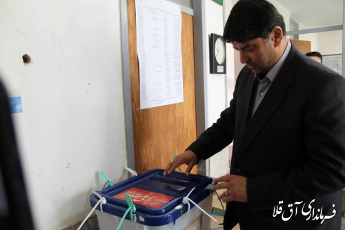 فرماندار شهرستان آق قلا رأی خود را به صندوق انداخت