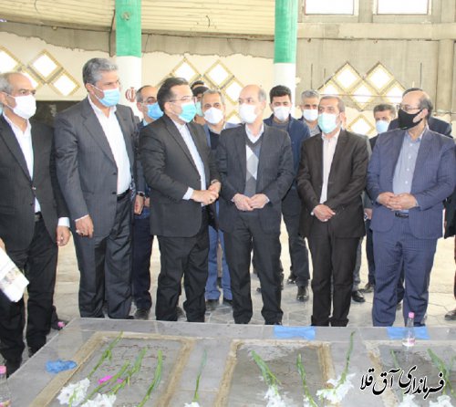 وزیر نیرو به مقام شامخ شهدای گمنام شهر آق قلا ادای احترام نمود