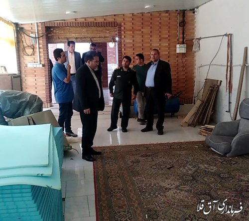 بازدید فرماندار از نمایشگاه تولید مبل دانیال روستای عطا آباد 