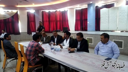 نشست صمیمی فرماندار شهرستان با دهیاران و اعضای شورای روستاهای شهرستان