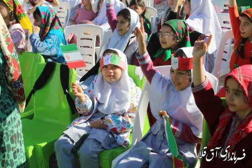 حضور فرماندار در بین  دانش آموزان مدرسه سمیه در مراسم جشن انقلاب